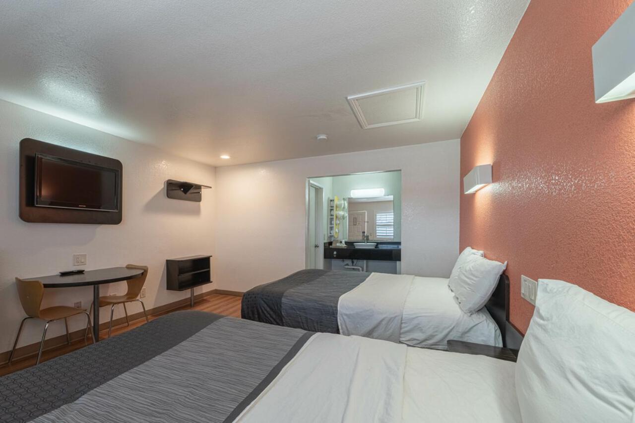 Coastal Valley Inn Castroville Dış mekan fotoğraf