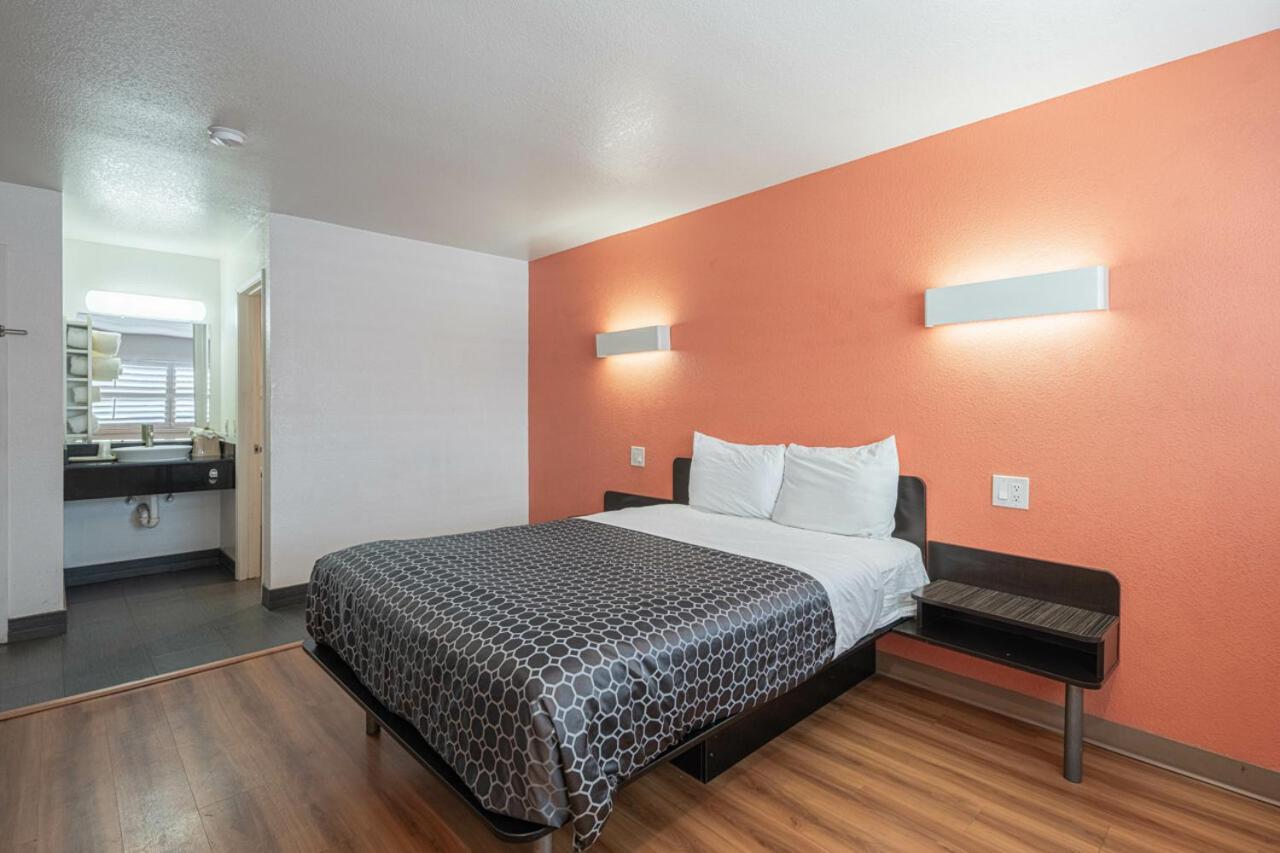 Coastal Valley Inn Castroville Dış mekan fotoğraf