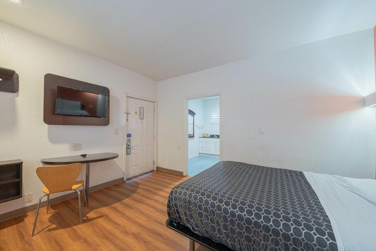 Coastal Valley Inn Castroville Dış mekan fotoğraf